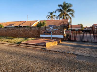 Townhouse For Rent in Birch Acres, Kempton Park